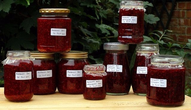 Малиновое варенье с сахаром и лимоном